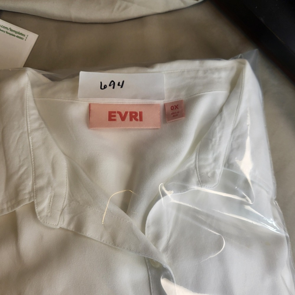 NWT EVRI Womens 0X White Button Front Blouse Short Sleeve Rayon Top Plus - Picture 7 of 7
